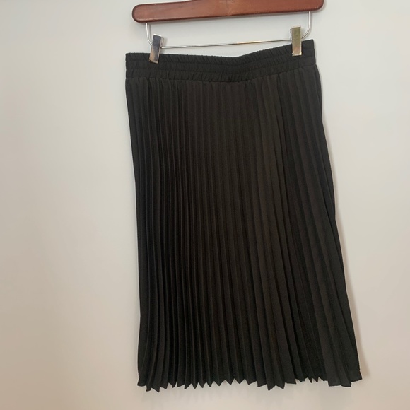 Tahari Black Plisse  Midi Skirt Size Small - Picture 3 of 6